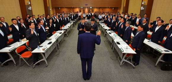 20일 서울시 중구 통일로 본점 대회의실에서 농협은행 임직원들이 '영업활동 윤리이행'을 선언하고 있다. ⓒ NH농협은행