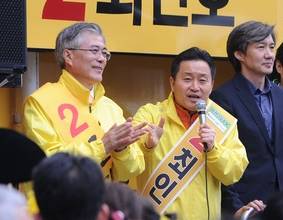 과거 문재인 대통령(왼쪽)과 함께 현장을 누비던 최인호 의원(중앙)의 선거전 모습. 오른쪽으로는 조국 현 청와대 민정수석도 보인다. ⓒ 뉴스1