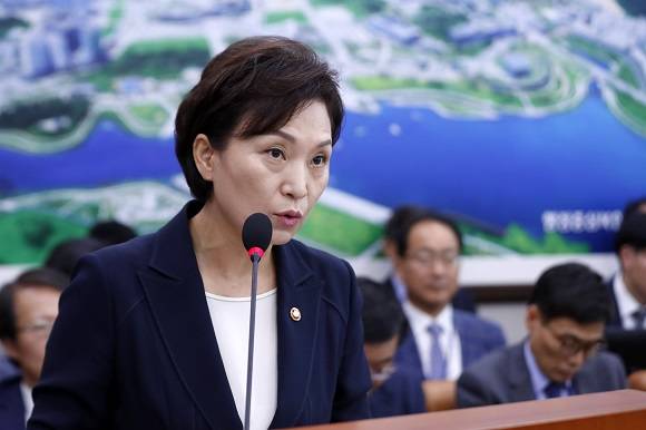 김현미 국토교통부 장관이 지난 21일 오전 서울 여의도 국회에서 열린 국토교통위원회 전체회의에서 업무보고를 하고 있다. 이 날 김 장관은 공시지가 현실화 방안을 마련 중이라고 밝혔다. ⓒ 뉴스1