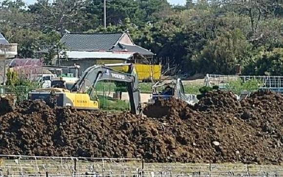 한 건설사가 아파트 공사현장에서 나온 흙을 주변에 있는 농지에 묻고 있는 모습이에요. ⓒ 나광운 기자