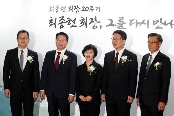 SK그룹이 24일 오후 서울 광장동 워커힐호텔에서 열린 고 최종현 선대회장의 20주기 추모식을 열었다. 사진은 왼쪽부터 SK그룹 최재원 수석부회장, 최태원 회장, 최기원 SK행복나눔재단 이사장, 최창원 SK디스커버리 대표이사 부회장, 조대식 SK수펙스추구협의회 의장. ⓒ 뉴스1