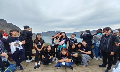 해외캠프에 참가한 학생들이 백두산천지를 배경삼아 기념촬영을 하고 있다. ⓒ (주)한화 여수사업장