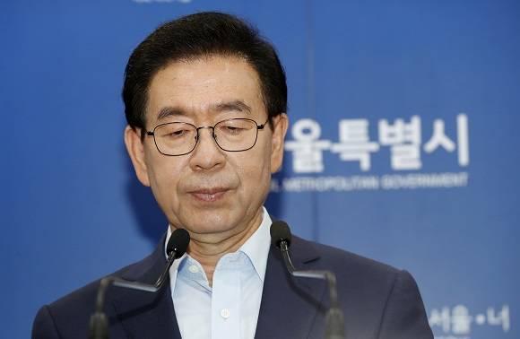 박원순 서울 시장이 지난 26일 오후 서울시청에서 여의도-용산 마스터플랜 추진 보류, 공공주택 공급 대폭 확대 등 부동산 가격 안정화 방안을 발표했다. 최근 정부의 부동산 규제와 엇박을 내며 개발을 추진하던 서울시가 집값이 기하급수적으로 폭등하자 내린 조치라 분석된다. ⓒ 뉴스1