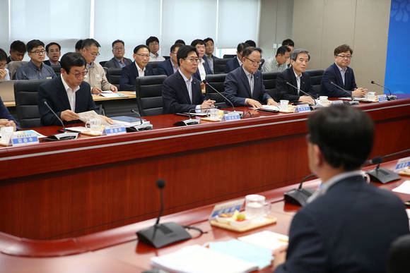 양승조 지사는 27일 도청 중회의실에서 박형구 한국중부발전 사장 등 발전3사 대표, 오명석 현대제철 당진제철소장 등 대기오염물질 다량배출 12개 사업장 대표와 간담회를 가졌다. ⓒ 충남도