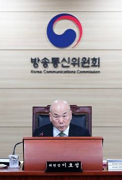 방송통신위원회사 내년 예산으로 2569억원을 책정했다. 사진은 이효성 방송통신위원장. ⓒ 뉴스1
