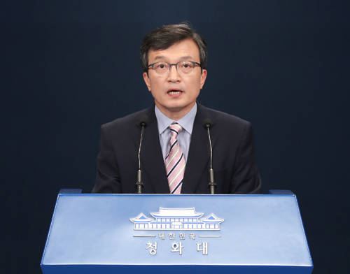 김의겸 청와대 대변인은 '이명박 정부 시절 체결한 비공개 군사 양해각서를 정식 군사협정으로 전환하고 국회 비준 동의를 받아줄 것을 우리 정부에 요구했다'는 기사는 사실무근이라고 밝혔다. ⓒ 청와대