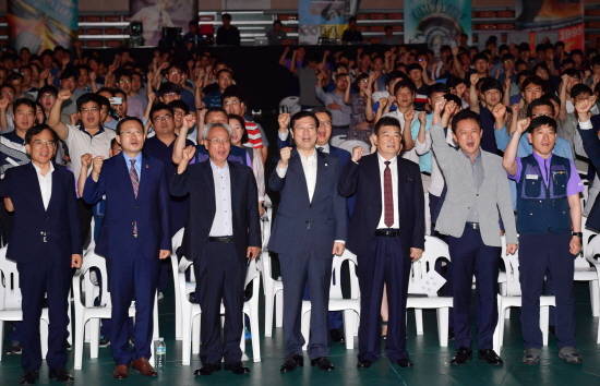 이용섭 광주광역시장이 28일 오전 광산구 광주여대 시립유니버시아드 체육관에서 열린 '금호타이어 비전 선포식'에 참석해 문성현 노사정위원장, 차이융썬 더블스타 동사장, 사원 등 참석자들과 '다 함께 새출발 더 나은 미래로' 슬로건을 외치고 있다. 왼쪽부터 김삼호 광산구청장, 김동찬 시의회의장, 문성현 노사정위원장, 이용섭 광주광역시장, 차이융썬 더블스타 회장. ⓒ 광주광역시