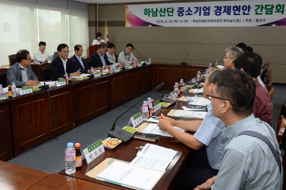 김삼호 구청장과 하남산단 대표가 하남산업단지관리공단에서 가진 간담회. Ⓒ광산구