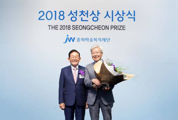 이종호 중외학술복지재단 이사장과 수상자인 신완식 요셉의원 의무원장이 기념촬영을 하고 있다. ⓒ JW그룹