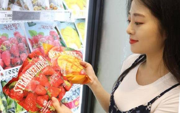 무더운 날씨 덕분에 냉동고에서 얼린 과일이 많이 팔리고 있어요. ⓒ 이마트