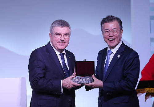 평창동계올림픽을 성공적으로 마무리한 문재인 대통령이 30일 토마스 바흐 IOC 위원장으로부터 '올림픽 금장 훈장'을 받았다. ⓒ 청와대