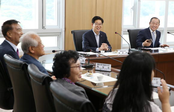 지난 28일 양승조 도지사가 예산군을 방문 황선봉 군수 및 주민들과의 간담회를 갖고 있다. ⓒ 예산군