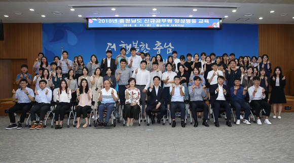 직장 내 성희롱 예방 교육과 성인지·4대 폭력 예방 교육을 실시 기념 촬영. ⓒ 충남도