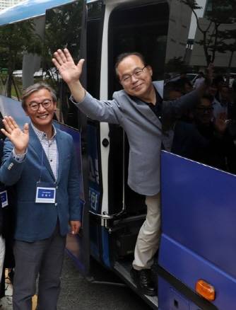 오 시장(오른쪽)이 전재수 의원(왼쪽)과 함께 찍힌 모습. ⓒ 뉴스1