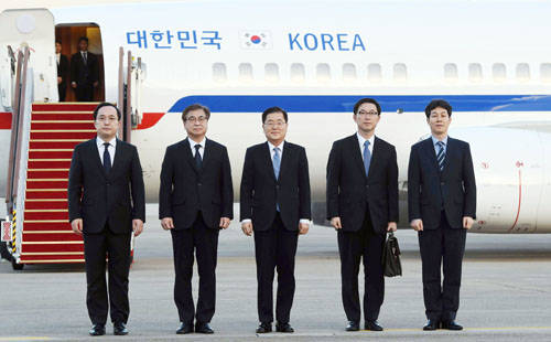 문재인 대통령은 오는 5일 평양으로 떠나는 '2차 대북특사단'을 1차 때와 동일한 이들을 보내기로 결정했다. ⓒ 뉴스1