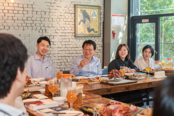 31일 종로구에 위치한 헌터스문(농협목우촌 운영)에서 NH농협금융지주 김광수 회장(오른쪽에서 세 번째)이 NH미래혁신리더들과 소통하고 있다. ⓒ NH농협금융그룹