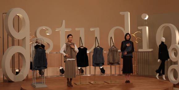 CJ오쇼핑 채널에서 지난 1일 론칭한 지춘희 디자이너의 브랜드 지스튜디오의 밍크베스트 상품 방송 장면. ⓒ CJ ENM