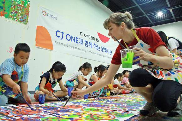 CJ ONE은 지난 4월부터 가정 형편이 어려운 아동과 청소년들을 위해 전시회 관람 '문화 나눔'을 실시하고 있다. ⓒ CJ올리브네트웍스