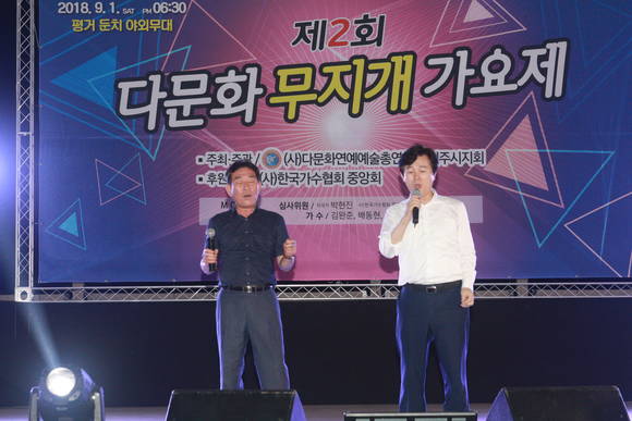 조규일 진주시장과 박성도 진주시 의장이 즉석에서 '오 그내여 변치마오'를 열창하고 있다. = 강경우 기자