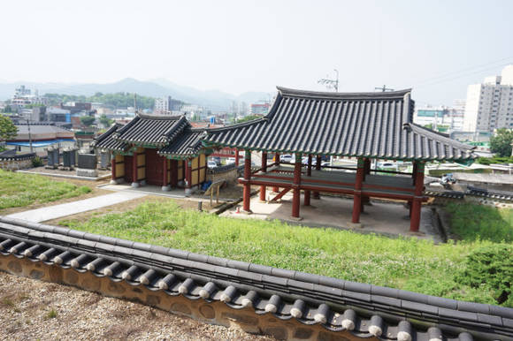 전라남도문화재자료 제60호로 지정된 화순향교 만화루. ⓒ 화순군