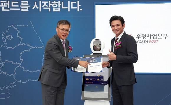 강성주 우본 본부장(왼쪽)과 배우 황정민(오른쪽)이 3일 서울 중구 소공로 서울중앙우체국 앞에서 열린 '우체국 펀드 판매 개시 기념 오프닝 행사'에 참여해 포즈를 취하고 있다. ⓒ 우정사업본부