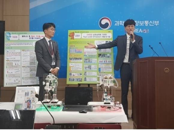 여수 동백초 강순기 교사(오른쪽)과 전남기술과학고 류태욱 교사가 작품을 설명하고 있다. ⓒ 여수교육청