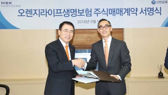 조용병 신한금융지주 회장(왼쪽)과 윤종하 라이프투자유한회사 대표이사(오른쪽)가 주식매매계약을 체결했다. ⓒ 신한금융지주