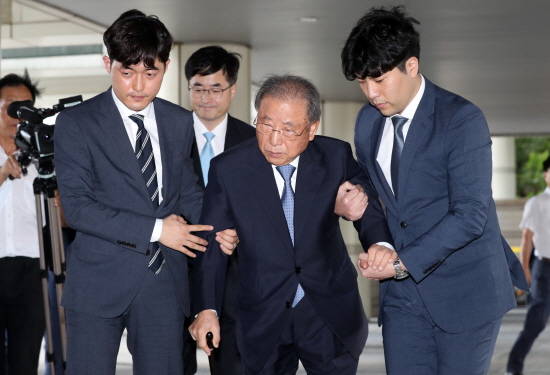 '조세포탈' 혐의를 받고있는 조석래 효성 명예회장이 5일 서울중앙지법에서 열린 특정범죄가중처벌법상 조세 등 항소심 선고에 출석하고 있다. ⓒ 뉴스1