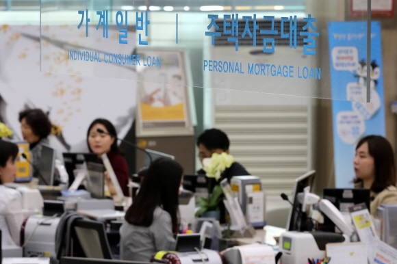 금융당국이 대출 한도를 규제하는 DSR 강화 정책을 10월 시행할 계획이지만, 금융권에서는 실효성 없을 것이란 분석이 새나오고 있다. ⓒ 뉴스1