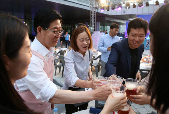 '웨이터'로 변신한 양승조 도지사가 도청 야외광장 치맥 페스티벌에서 직원들과 함께 건배를 하고 있다. ⓒ 충남도청