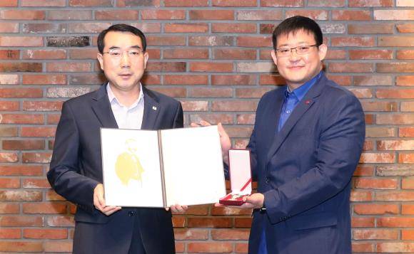 전승환 롯데쇼핑 e커머스 샤롯데봉사단장(오른쪽)이 적십자 회원유공장 금장을 수상한 후 김영수 대한적십자사 서울특별시지사 사무처장과 함께 기념사진을 찍고 있다. ⓒ 롯데쇼핑