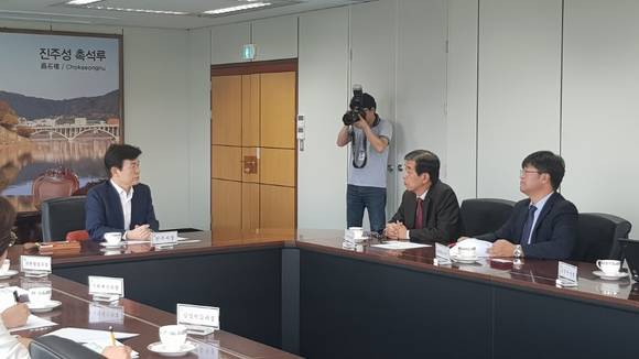 한국국제대학교 강인언 총장권한 대행과 조규일 진주시장이 지역대학 생존을 위한 대책마련을 논의하고 있다. ⓒ 한국국제대학교
