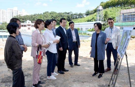 광주광역시의회 환경복지위원회가 10일 상수도시설을 방문해 운영 실태 점검을 하고 있다. ⓒ 광주시의회