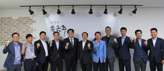 김경호 화순부군수를 비롯한 관련 실과장 등 10여명은 10일 손금주 국회의원 사무실을 방문해 국회증액을 통한 지역예산 확보를 위한 간담회를 가졌다. ⓒ 화순군