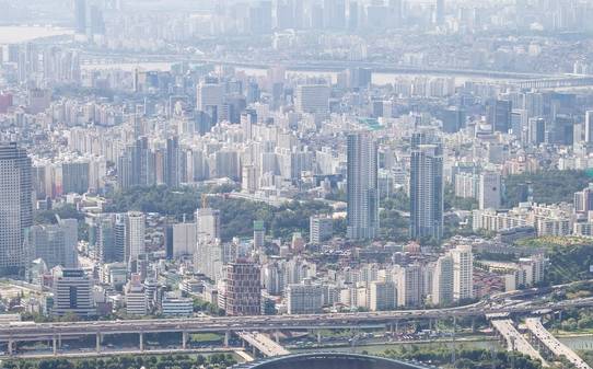부동산 종합대책이 곧 발표될 것으로 알려졌으나, 논란이 사그라들지 않고 있다. 사진은 서울 강남권의 모습. ⓒ 뉴스1