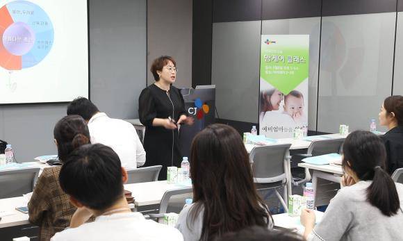 CJ ENM 오쇼핑 부문은 지난 6일 서초구 사옥에서 임직원 임산부와 가족들을 위해 '맘케어 클래스' 행사가 열렸다. CJ ENM오쇼핑부문은 저출산 극복을 위해 임산부를 배려하는 다양한 정책과 함께 임직원을 위한 연차휴가나 근무시간 조정에도 나서 모성보호를 적극 실천하고 있다. ⓒ CJ ENM