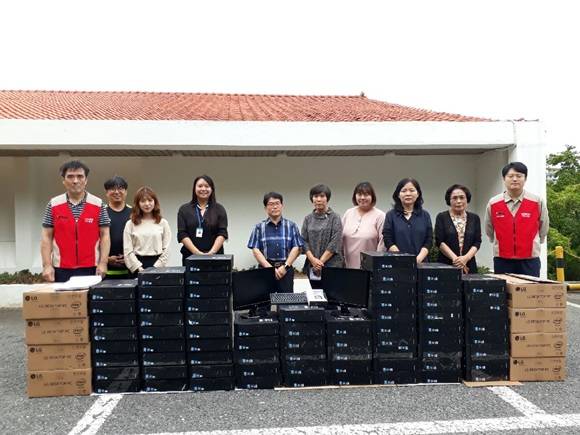롯데케미칼 여수공장 샤롯데 봉사단이 PC 70대를 기증하며 관계자들과 기념촬영을 하고 있다. ⓒ 롯데케미칼