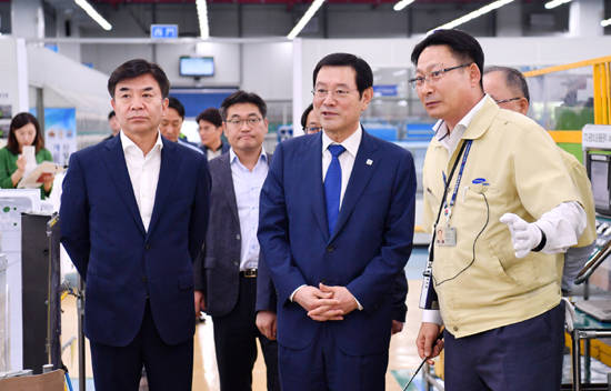 이용섭 광주광역시장이 11일 오후 광산구 삼성전자 광주사업장에서 삼성전자 김현석 CE부문 대표이사와 광주사업장 생산제품을 살펴보고 있다. ⓒ 광주광역시