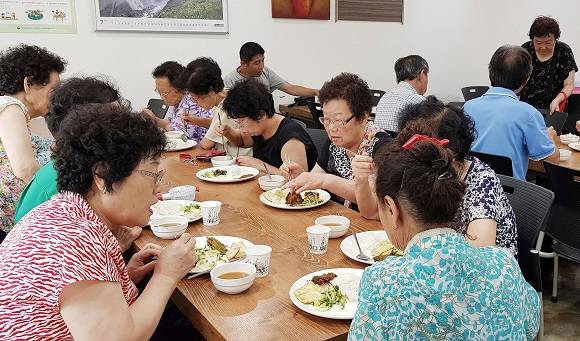 나눔로또가 조성한 부산 '철쭉마을 나눔밥상'에서 어른신들이 함께 식사를 하고 있다. ⓒ 나눔로또