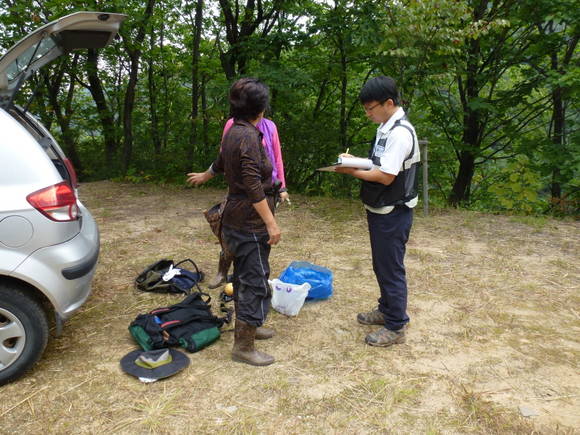 산림청관계자가 임산물 채취 불법행위자를 단속하고 있다. ⓒ 산림청