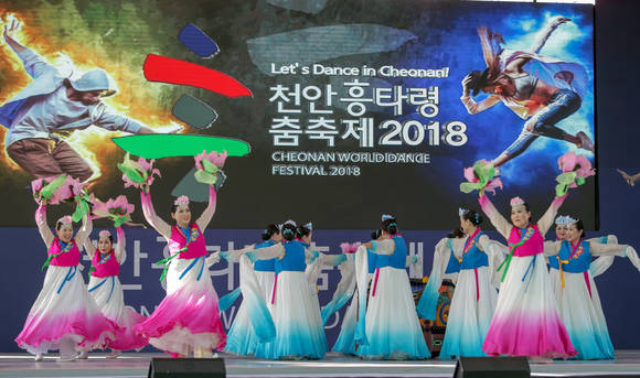 '천안흥타령춤축제2018' 실버부 공연 장면. ⓒ 천안시청