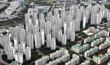 13일 발표된 부동산 정책으로 시장이 크게 술렁이고 있으나 실효성 논란도 한켠에서는 나온다. 사진은 송파구 일원 아파트 단지. ⓒ 뉴스1