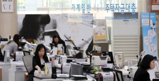 빚만으로 임대사업자가 된 이들과 원래 자산가들 중시의 임대사업자가 뒤섞여 정부 정책과 라스트맨 스탠딩으로 대결하는 구도가 형성될지 주목된다. 사진은 주택관련금융창구. ⓒ 뉴스1
