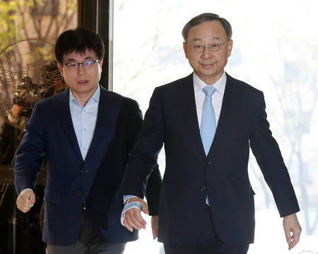 황창규 KT 회장이 경찰 조사를 받기위해 서울 서대문구 경찰청으로 출석하고 있는 모습. ⓒ 뉴스1