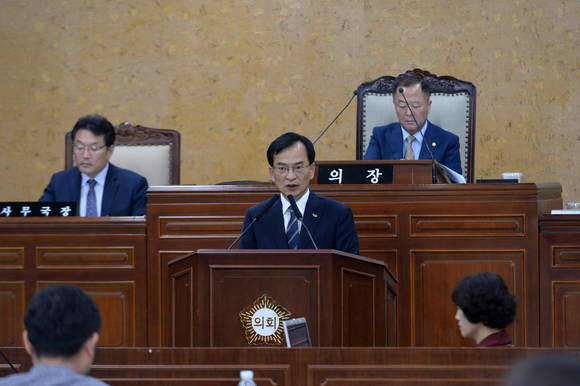 김삼호 광산구청장이 17일 광산구의회에서 '기업주치의센터' 설립 운영에 대해 설명하고 있다. ⓒ광산구