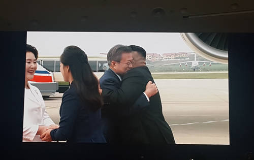18일 제3차 남북정상회담을 위해 평양에 도착한 문재인 대통령을 김정은 국무위원장이 공항으로 직접 영접을 나왔다. = 김경태 기자
