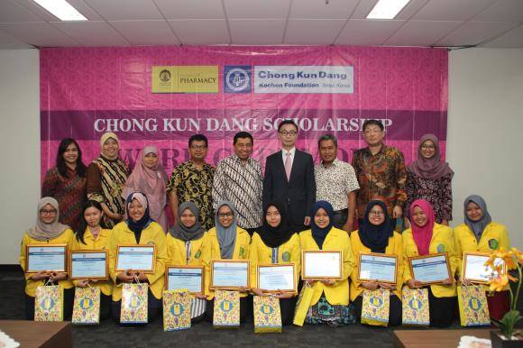 18일 인도네시아 국립대학에서 장학증서 수여식 후 기념촬영을 하고 있는 마흐디 주프리 약학대학장(뒷줄 가운데)과 장학생들. ⓒ 종근당