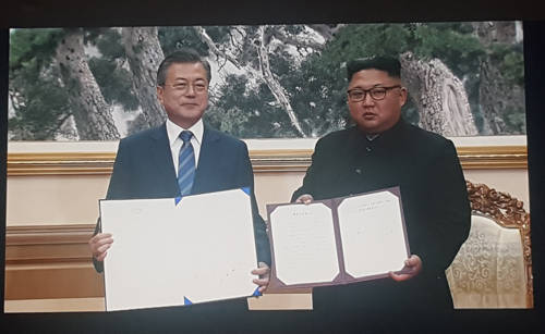 문재인 대통령과 김정은 국무위원장은 19일 백화원 영빈관에서 정상회담 결과에 대한 합의문에 서명했다. = 김경태 기자