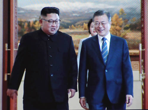 2018 남북정상회담 2일차 정상회담이 끝난 후 문재인 대통령과 김정은 국무위원장은 '평양공동선언문'을 발표하고, 영구적 비핵화를 약속했다. ⓒ 뉴스1