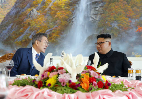문재인 대통령과 김정은 국무위원장은 '2018 남북정상회담' 마지막날인 20일 백두산을 함께 방문하기로 했다. ⓒ 평양사진공동취재단